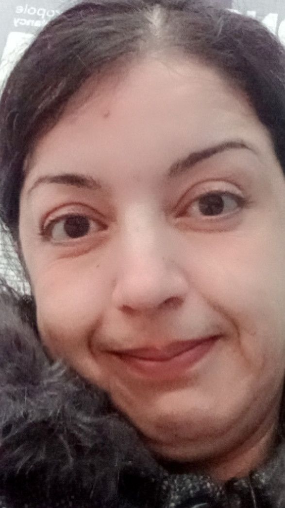 Mouna, 40