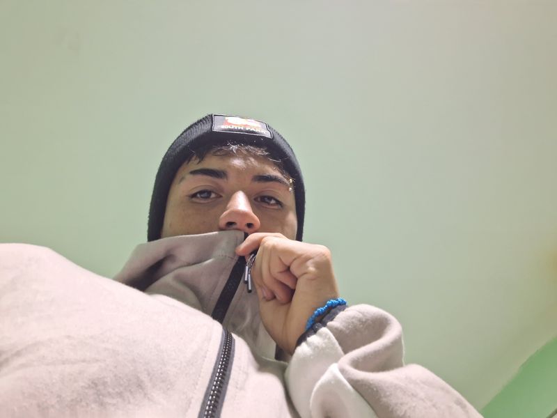 Elias, 18