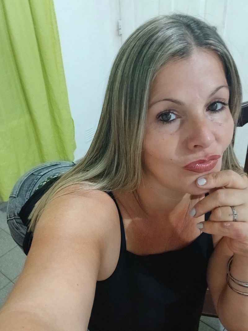 Paula, 43