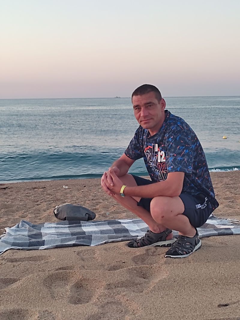Ihor, 44