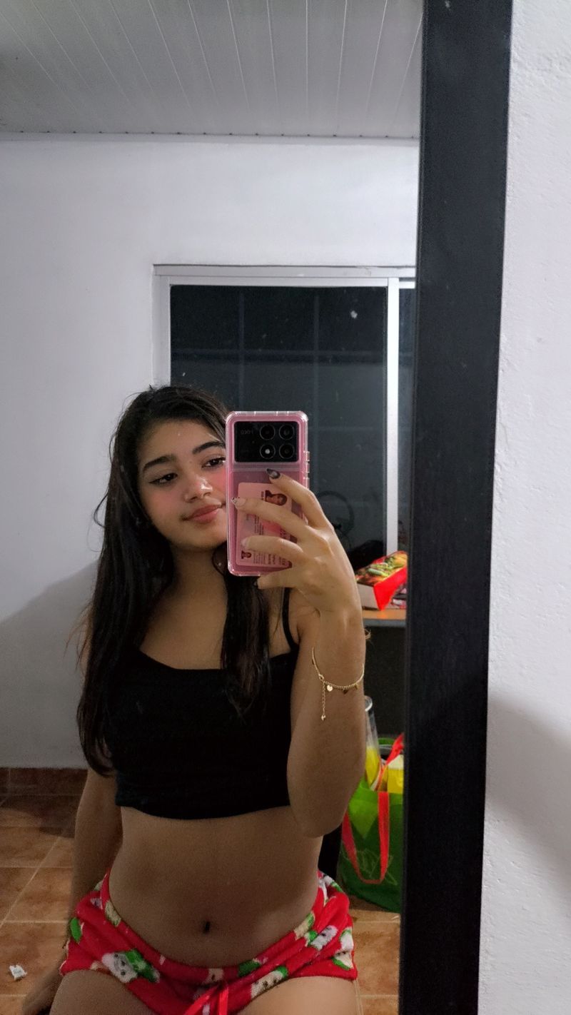 Nicole, 23