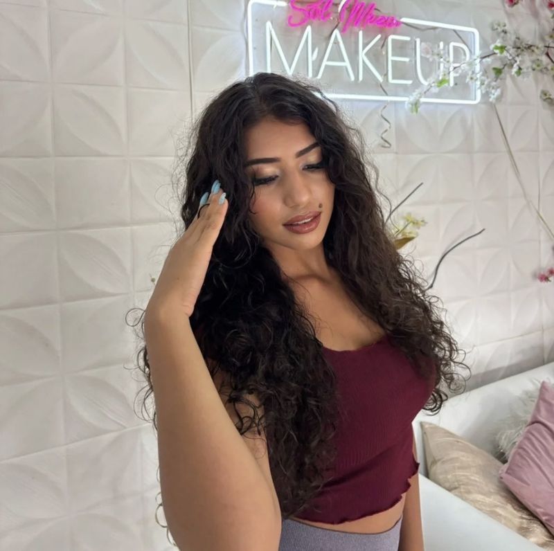 Micaela, 25