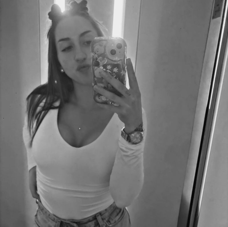 Lucia, 22