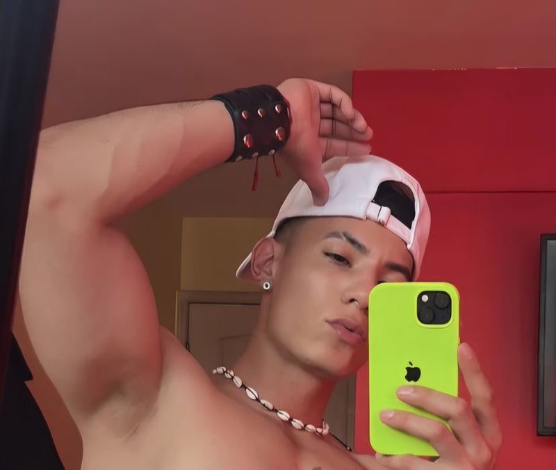 Alejandro, 22