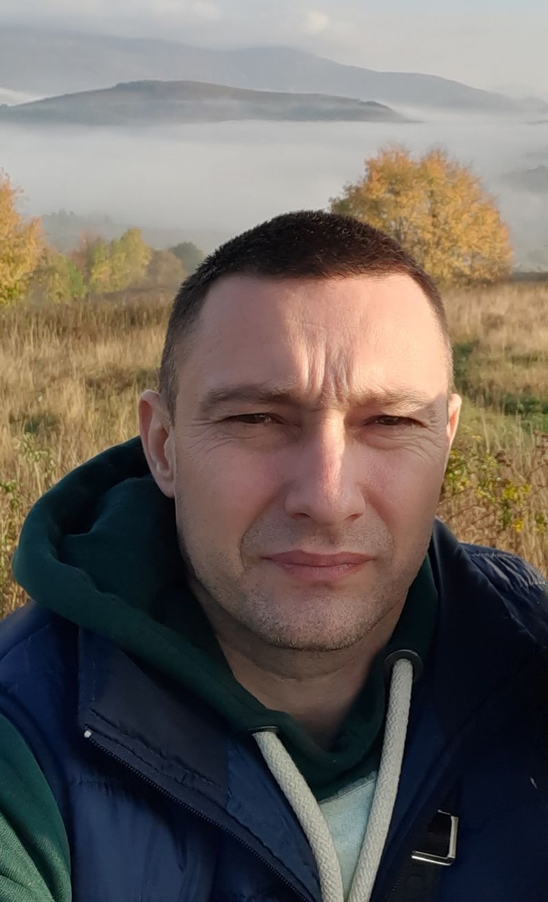 Роман, 43