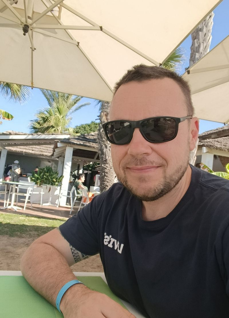Olivier, 43
