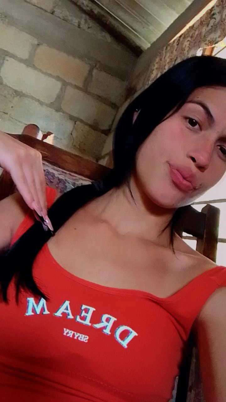 Analía, 19