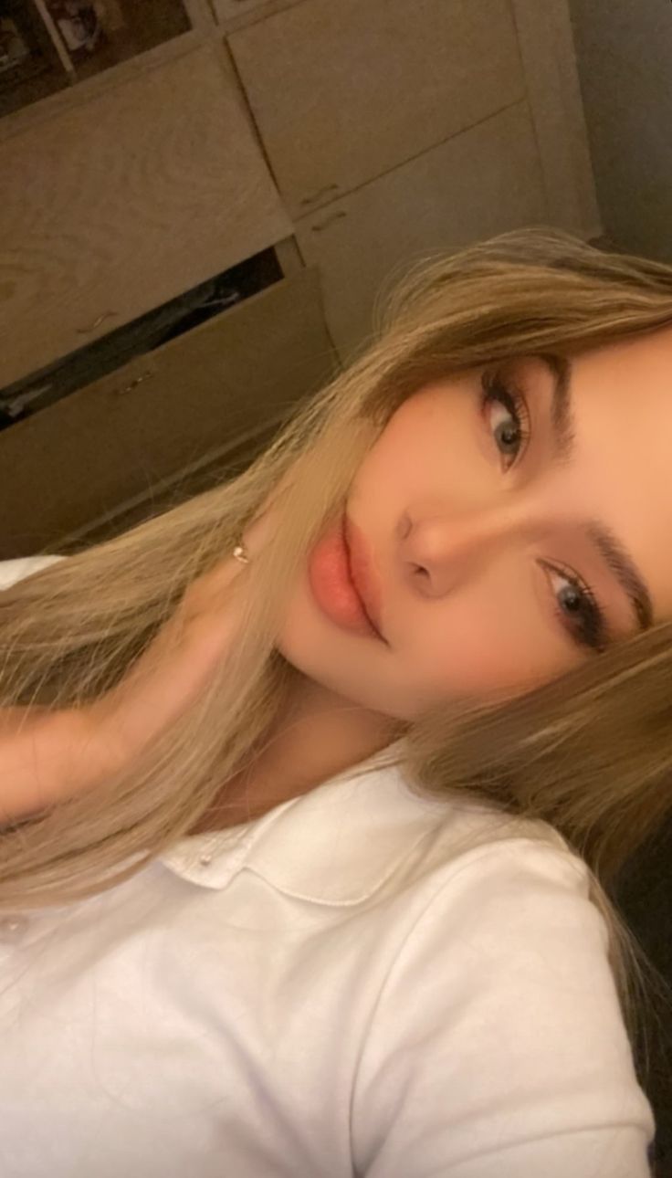 Kinga, 25