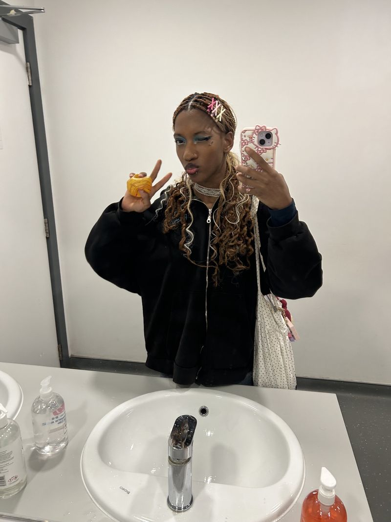 Nahomie, 19