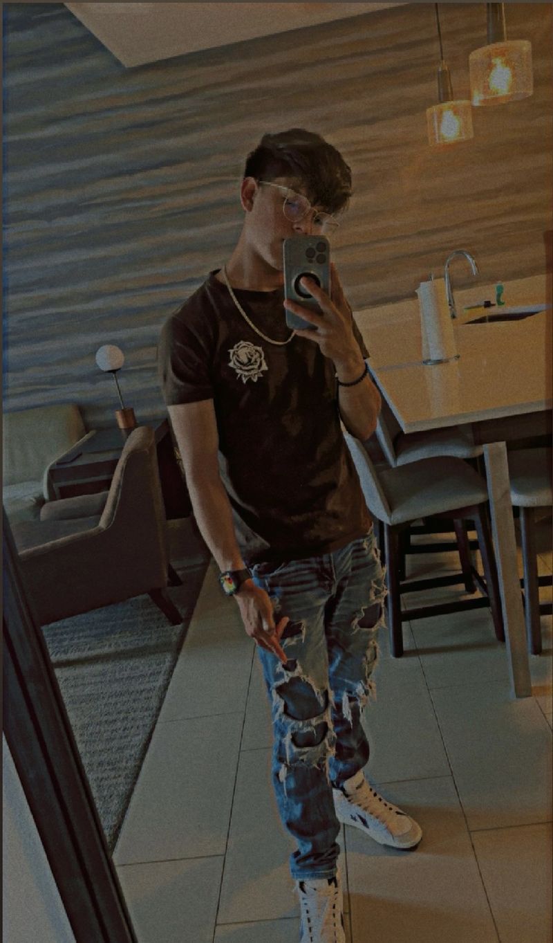 Raymundo, 21