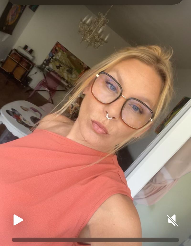 Lara, 47