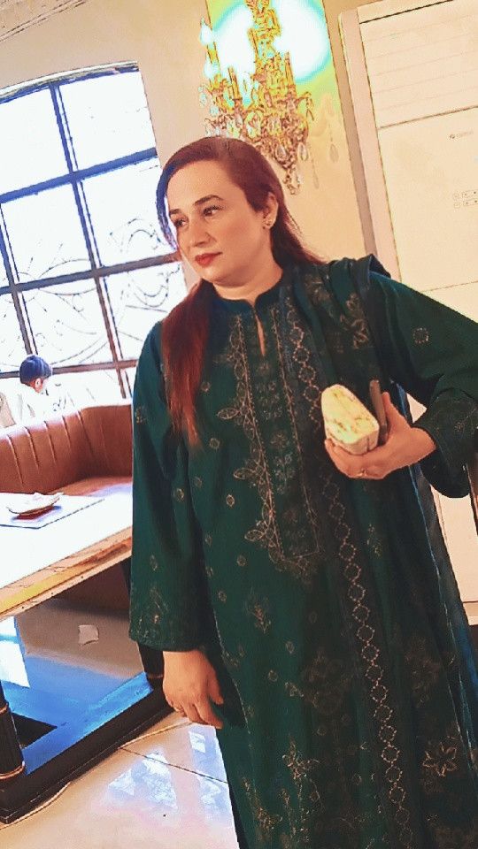 Nazia, 44