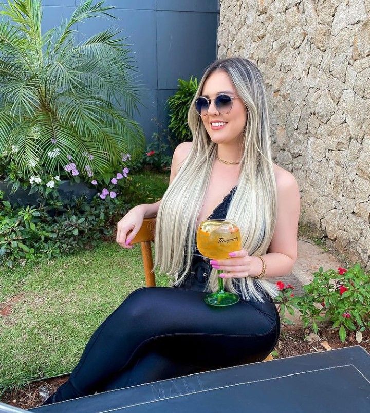 Nicole, 21