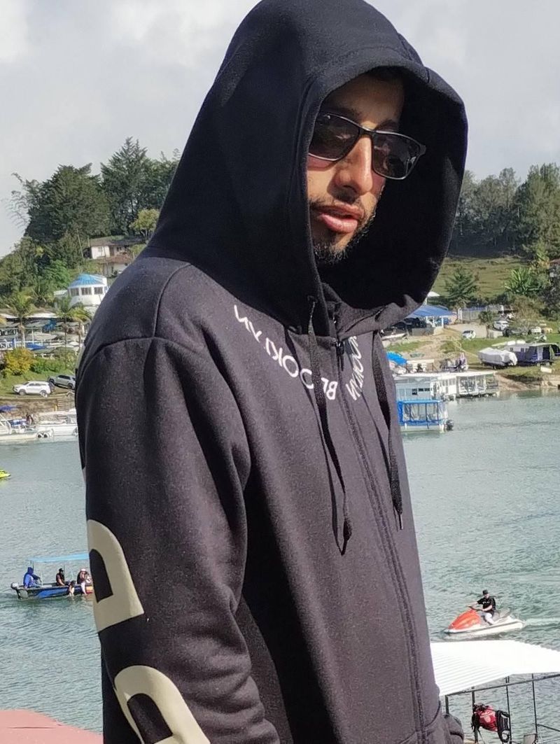 Carlos, 35