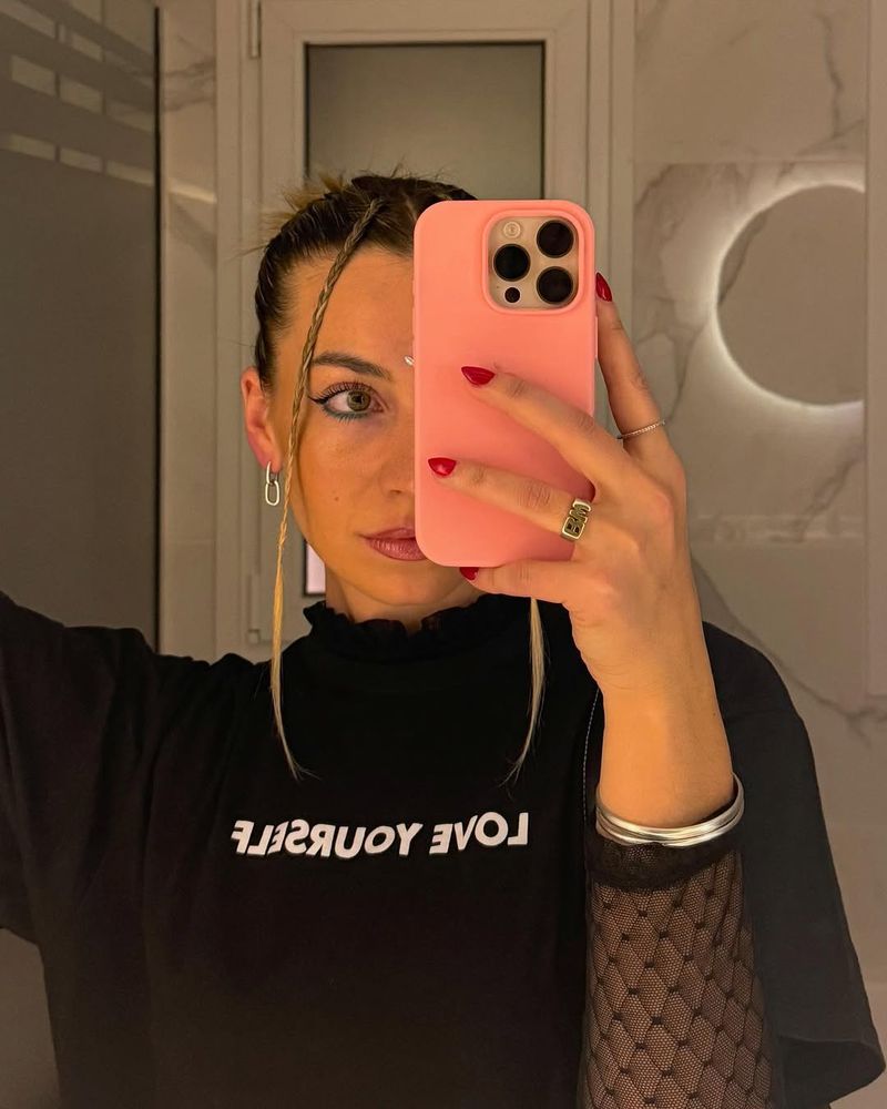 Mili, 29
