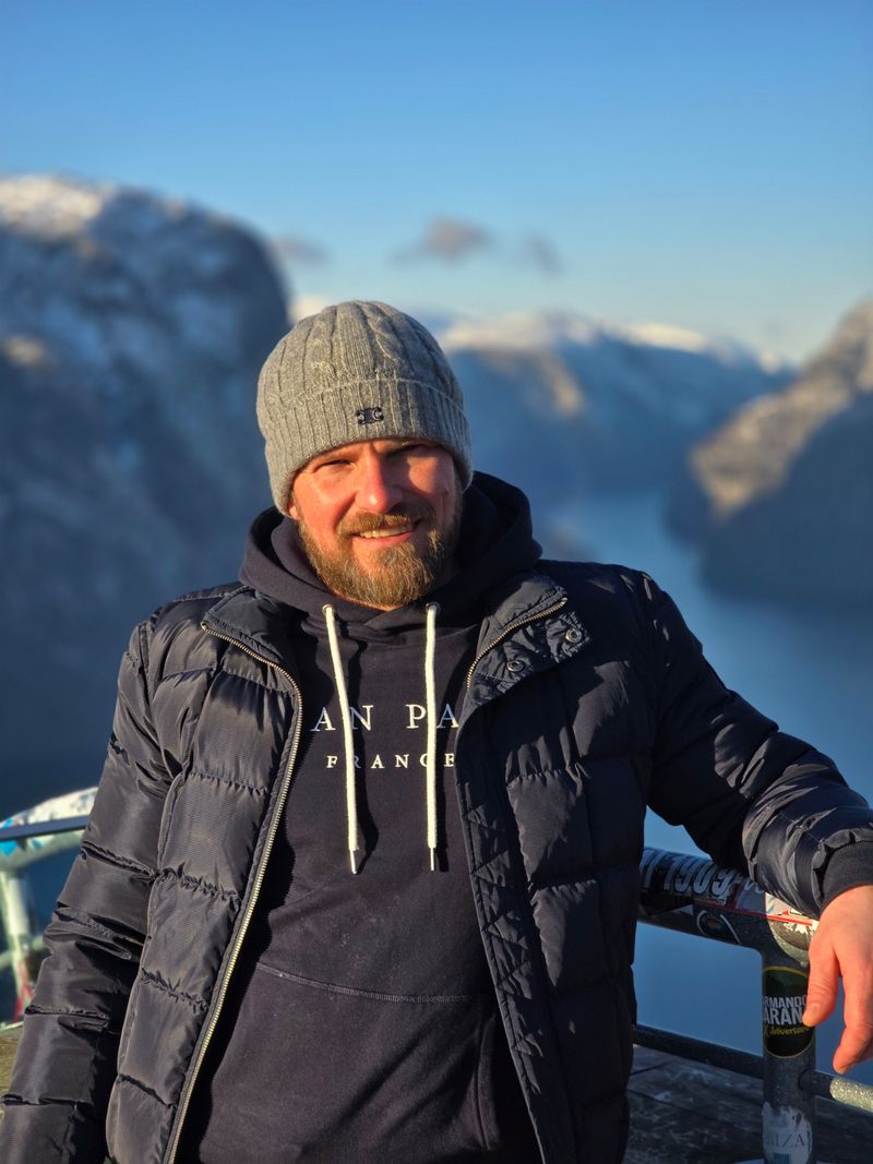 Tomas, 44