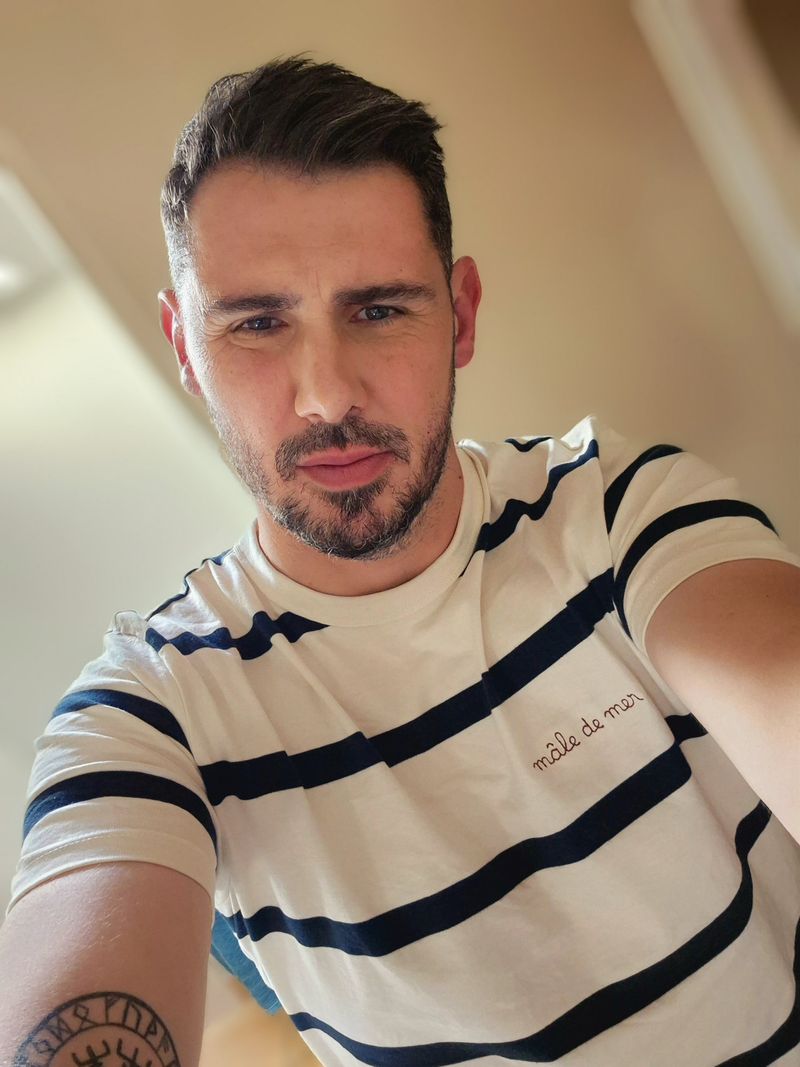 Yann, 44