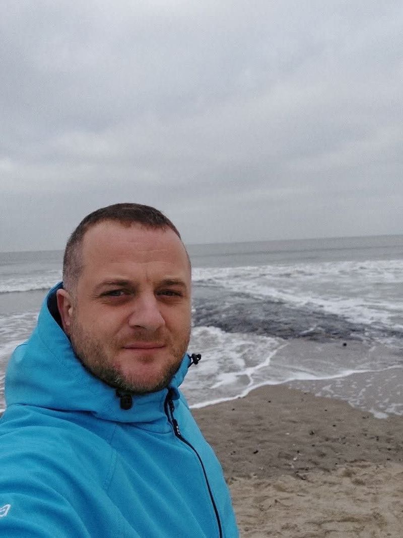 Viktor, 37