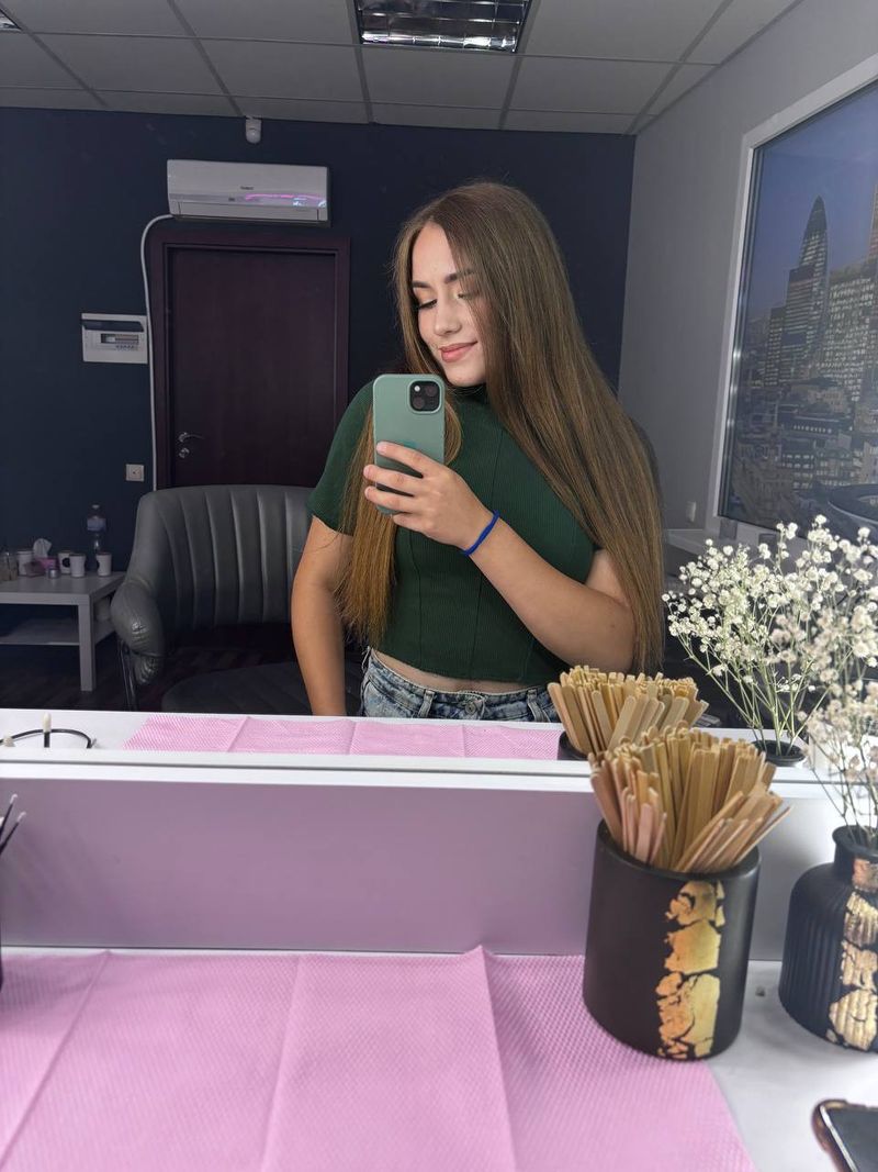 Вікторія, 25