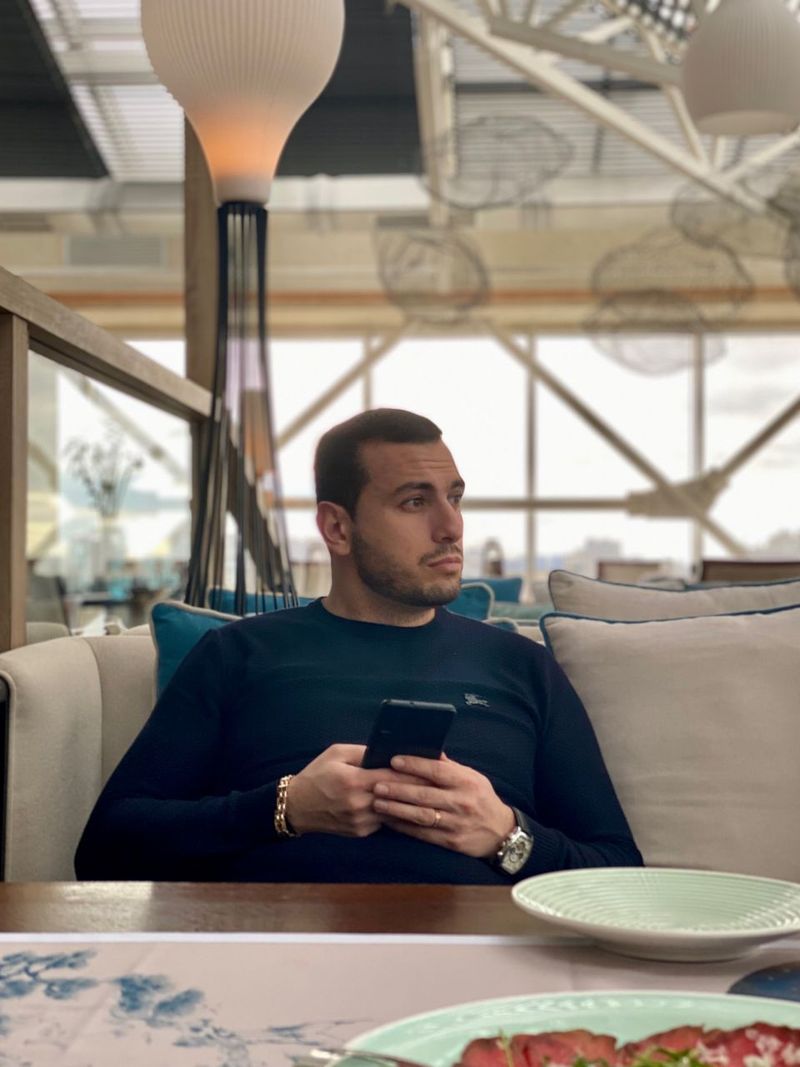 Viktor, 32