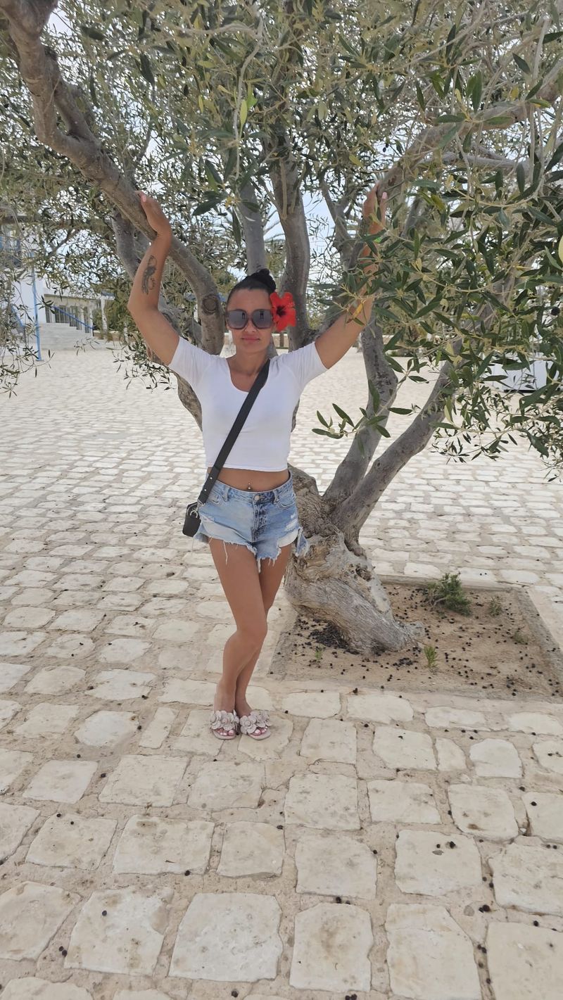 Izabella, 48