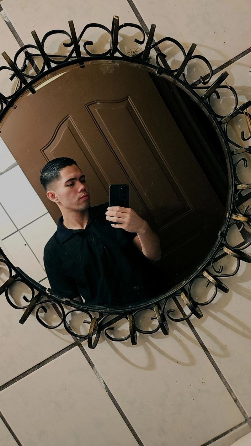 Axel, 25