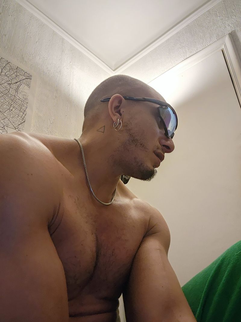 Guille, 39