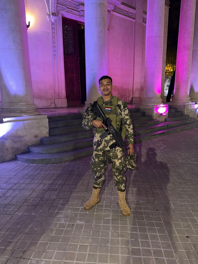 Leo, 25