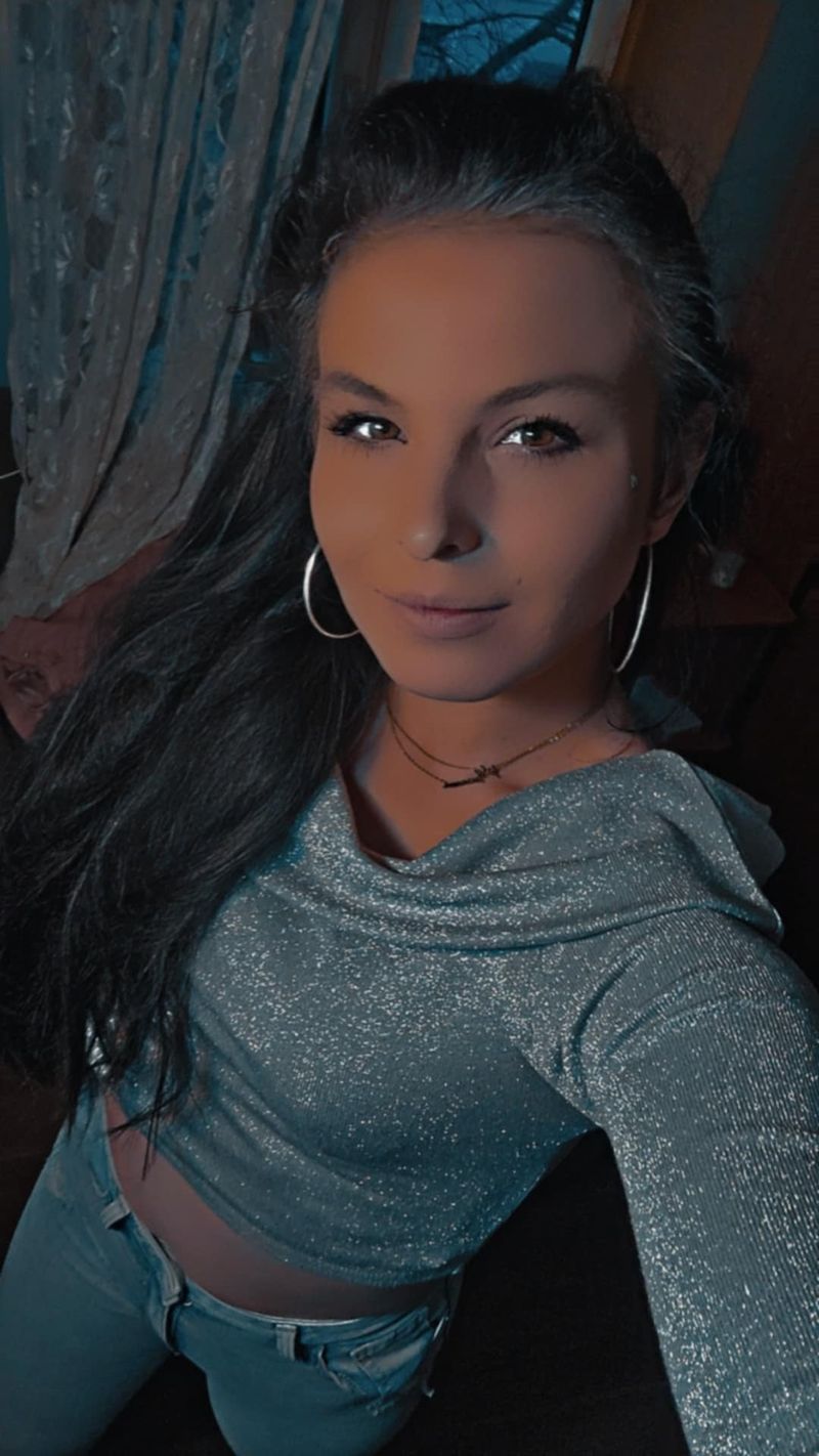 Monika, 26