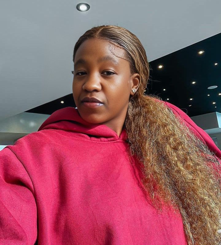 Moni, 22