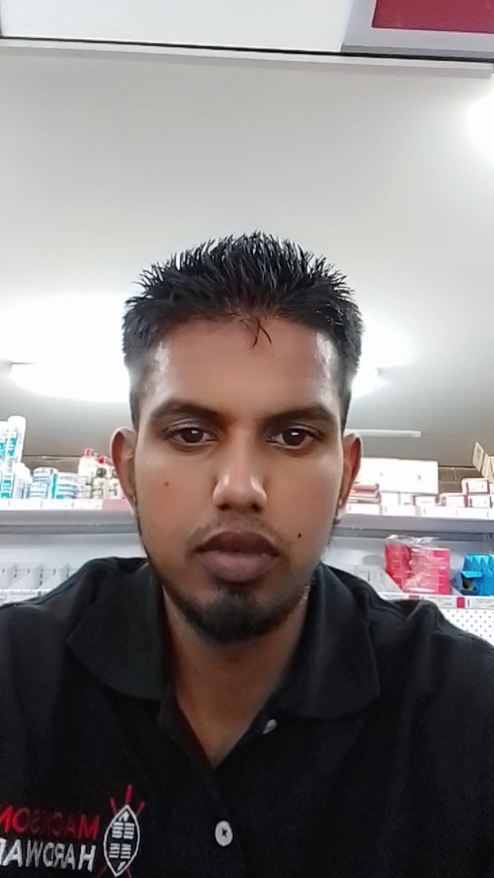 Dee, 28
