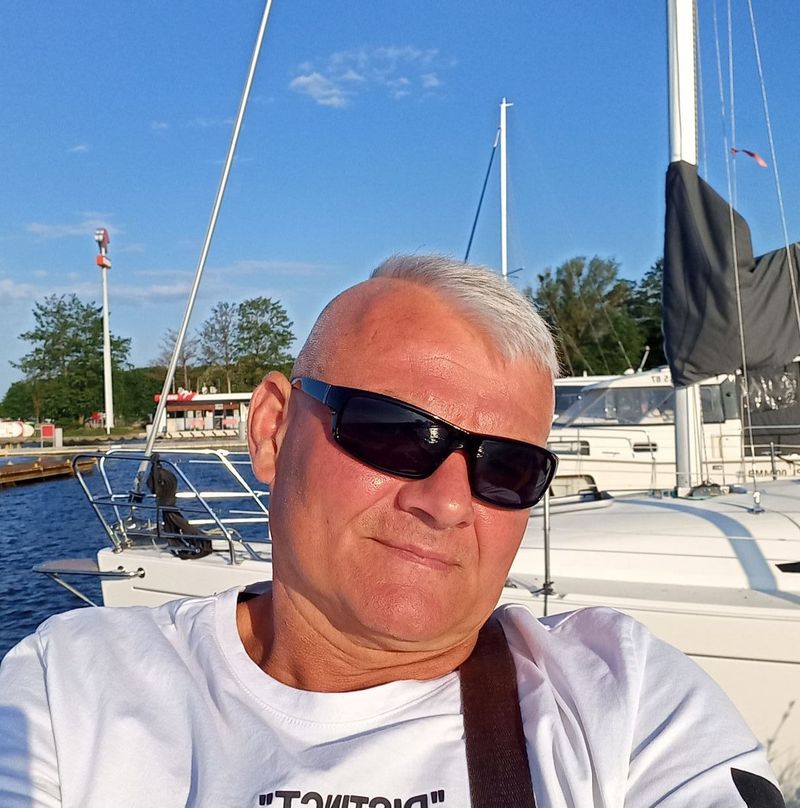 Dariusz, 54