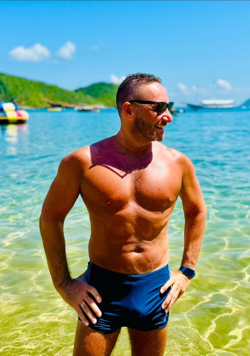 Nicolas, 43