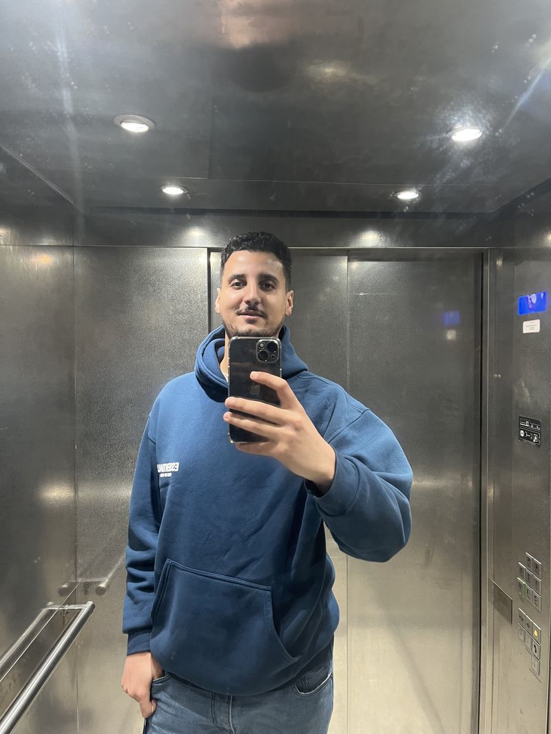 Zakaria, 31