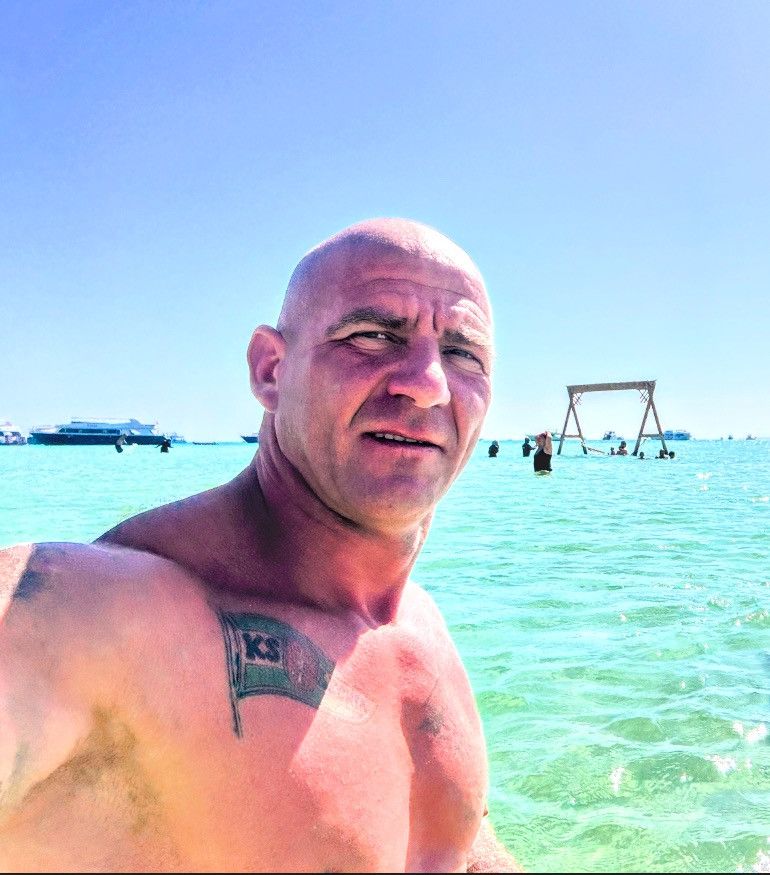 Leon, 42