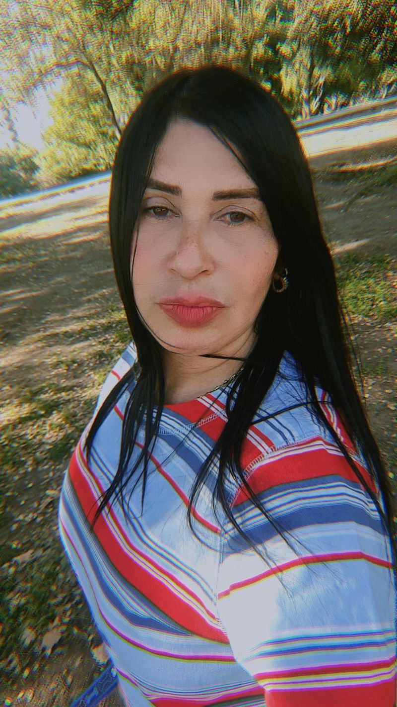 Adriana, 47