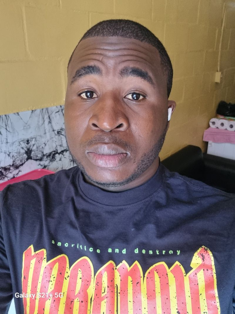 Vee, 28