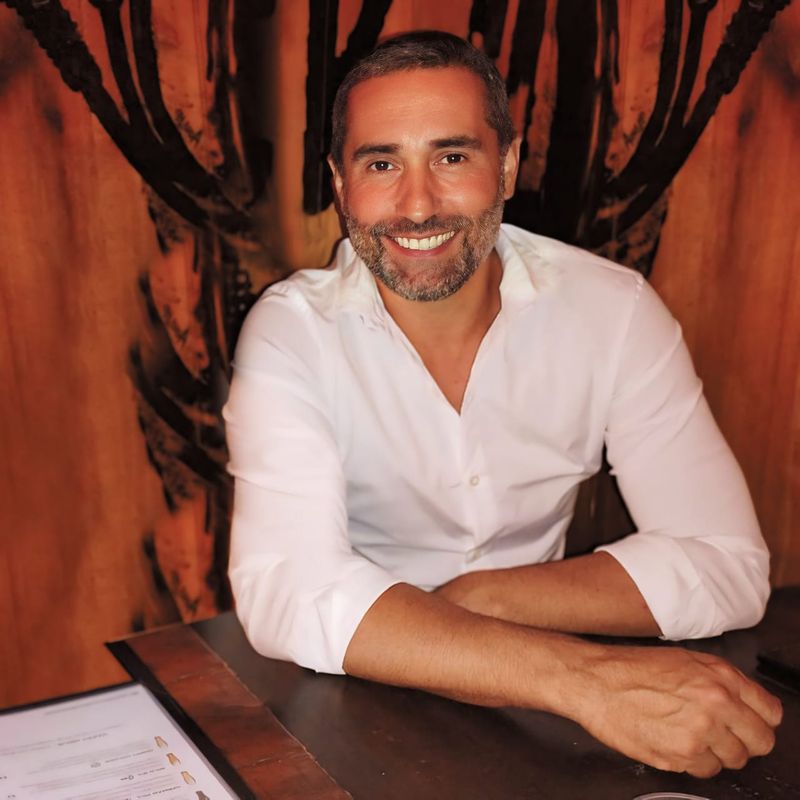 Darío, 49