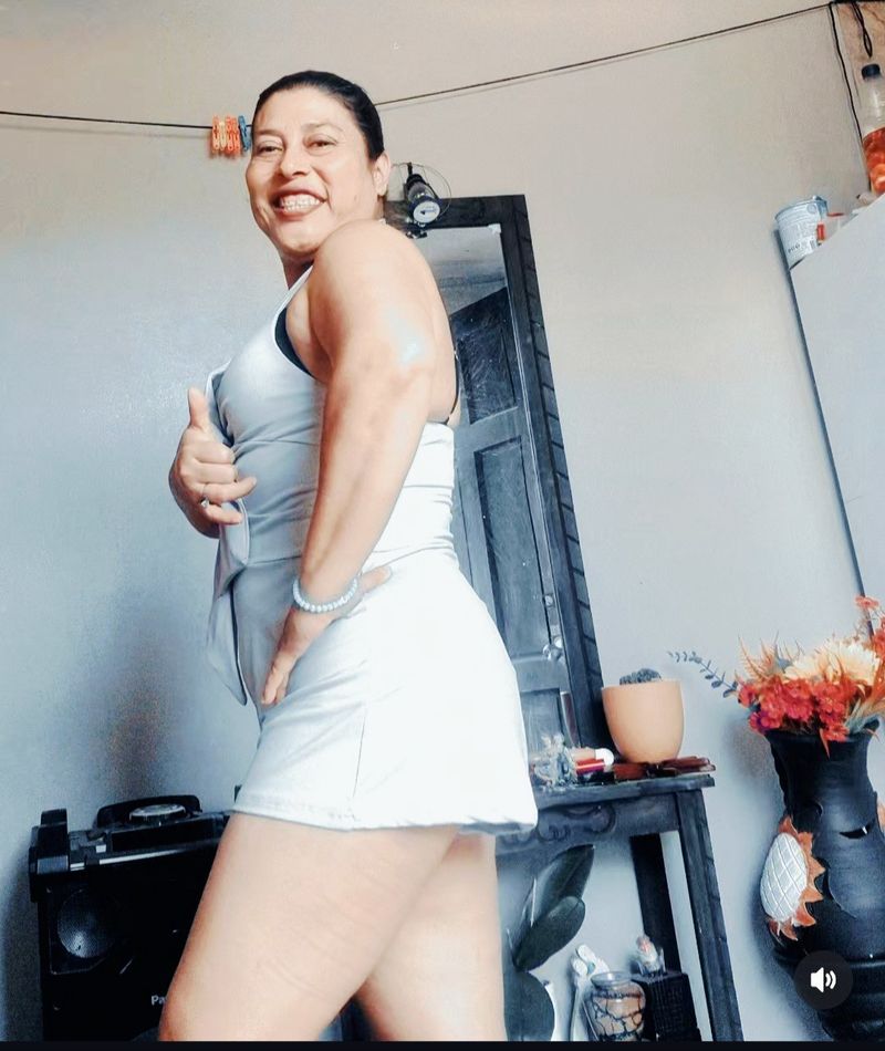Yessi, 48