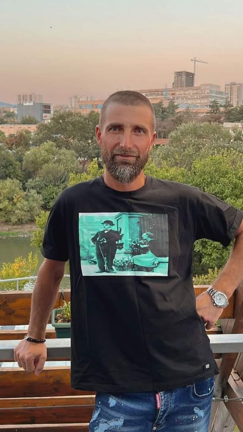 Sergi, 43