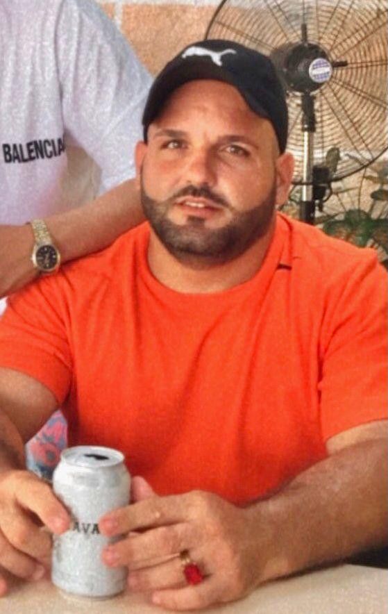 Gustavo, 36