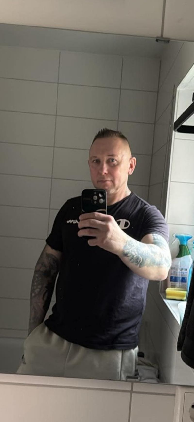 Robert, 44