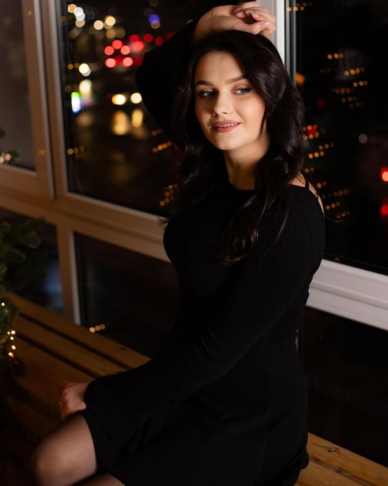 Hania, 24