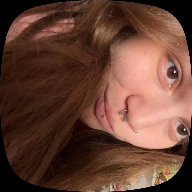Zaira, 24