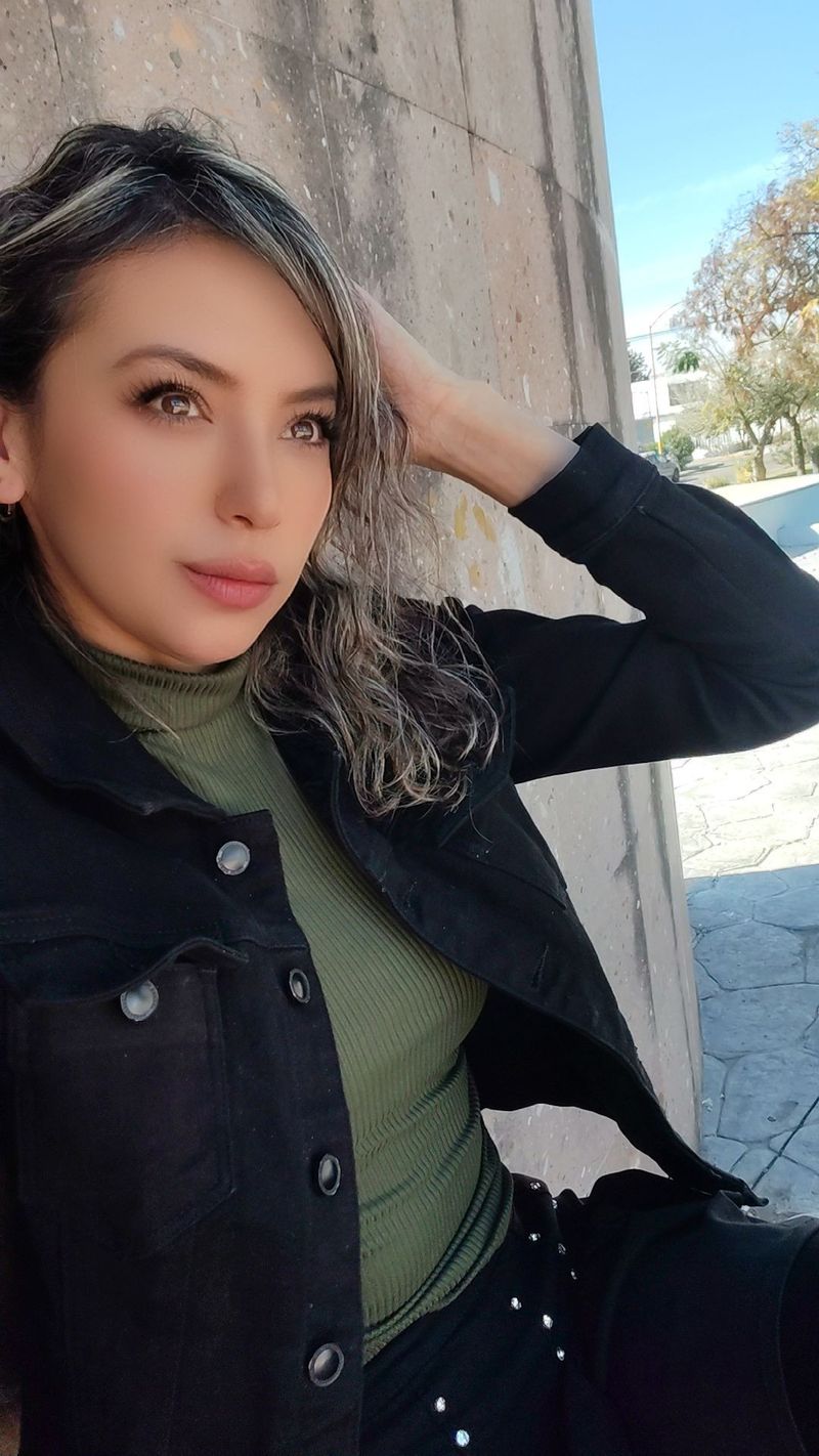Bella, 36