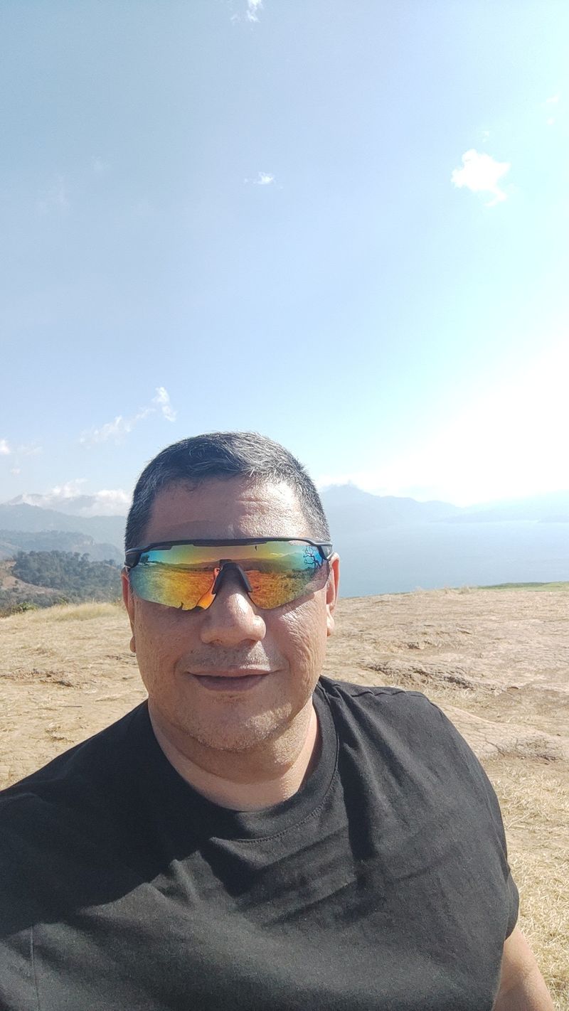 Carlos, 49