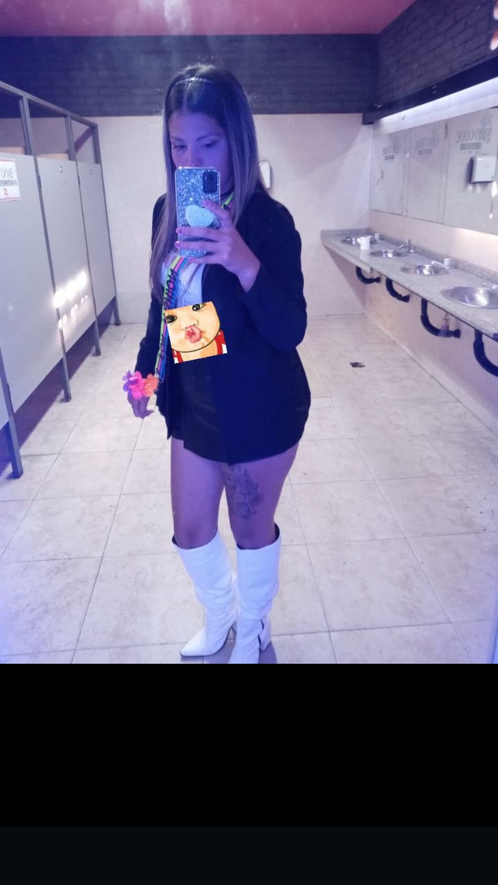 Emi, 26