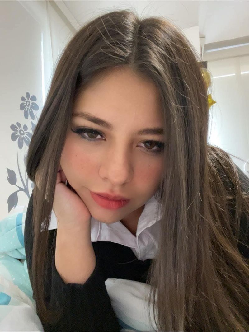 Micaela, 25
