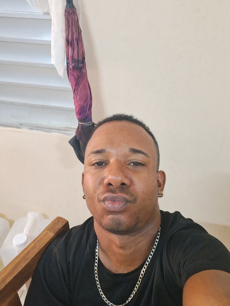 Carlos J, 27