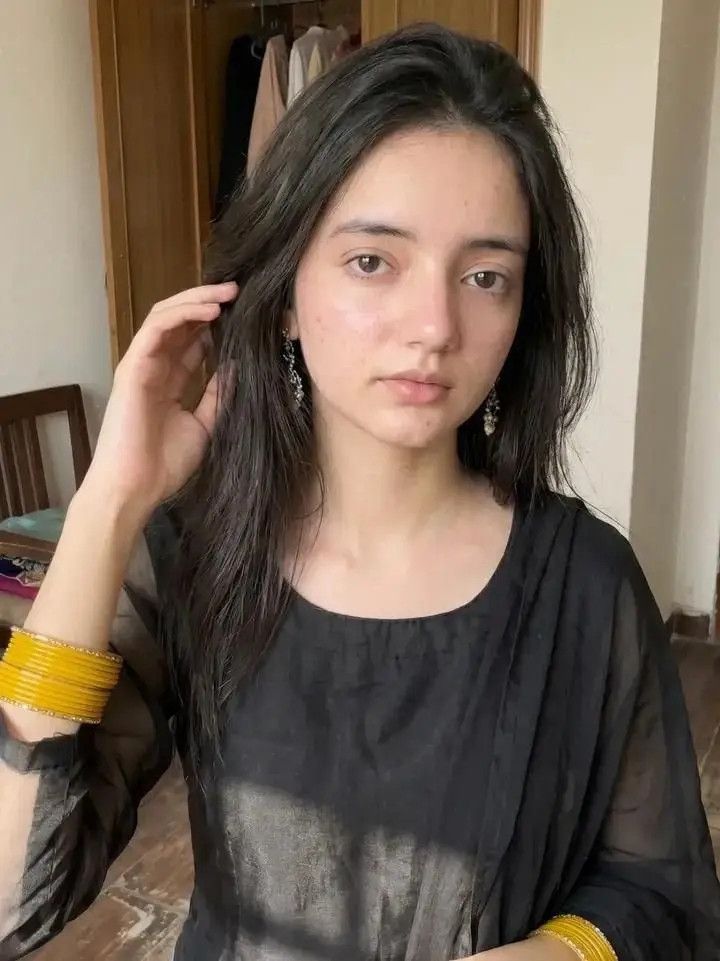 Hania, 25